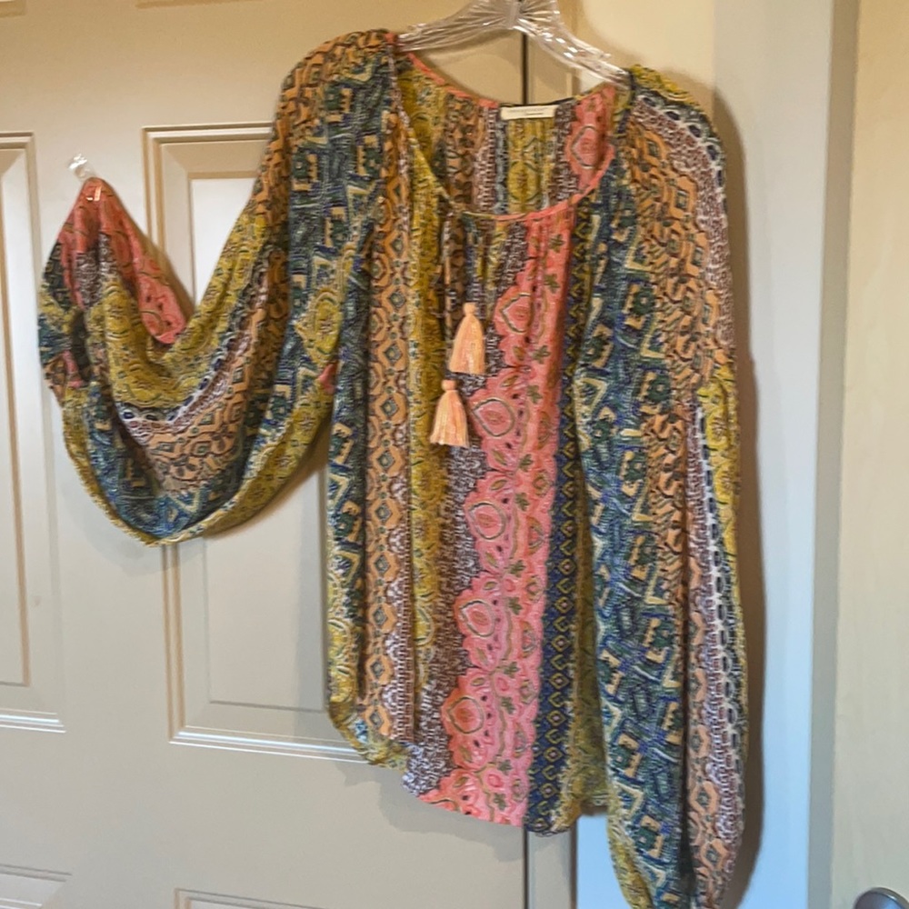 Cute versatile peasant style top. Great colors